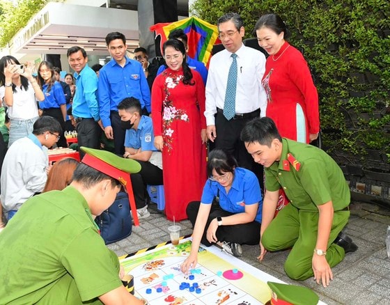 Khai mạc Ngày hội Đại đoàn kết toàn dân tộc tại TPHCM trong không khí vui tươi, đầm ấm