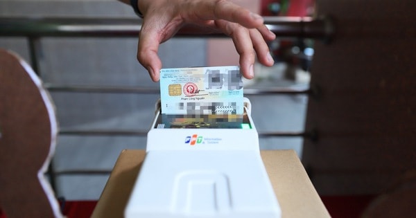 Ngân hàng đầu tiên tại TP.HCM lắp thiết bị xác thực khuôn mặt, đọc CCCD để chống tội phạm