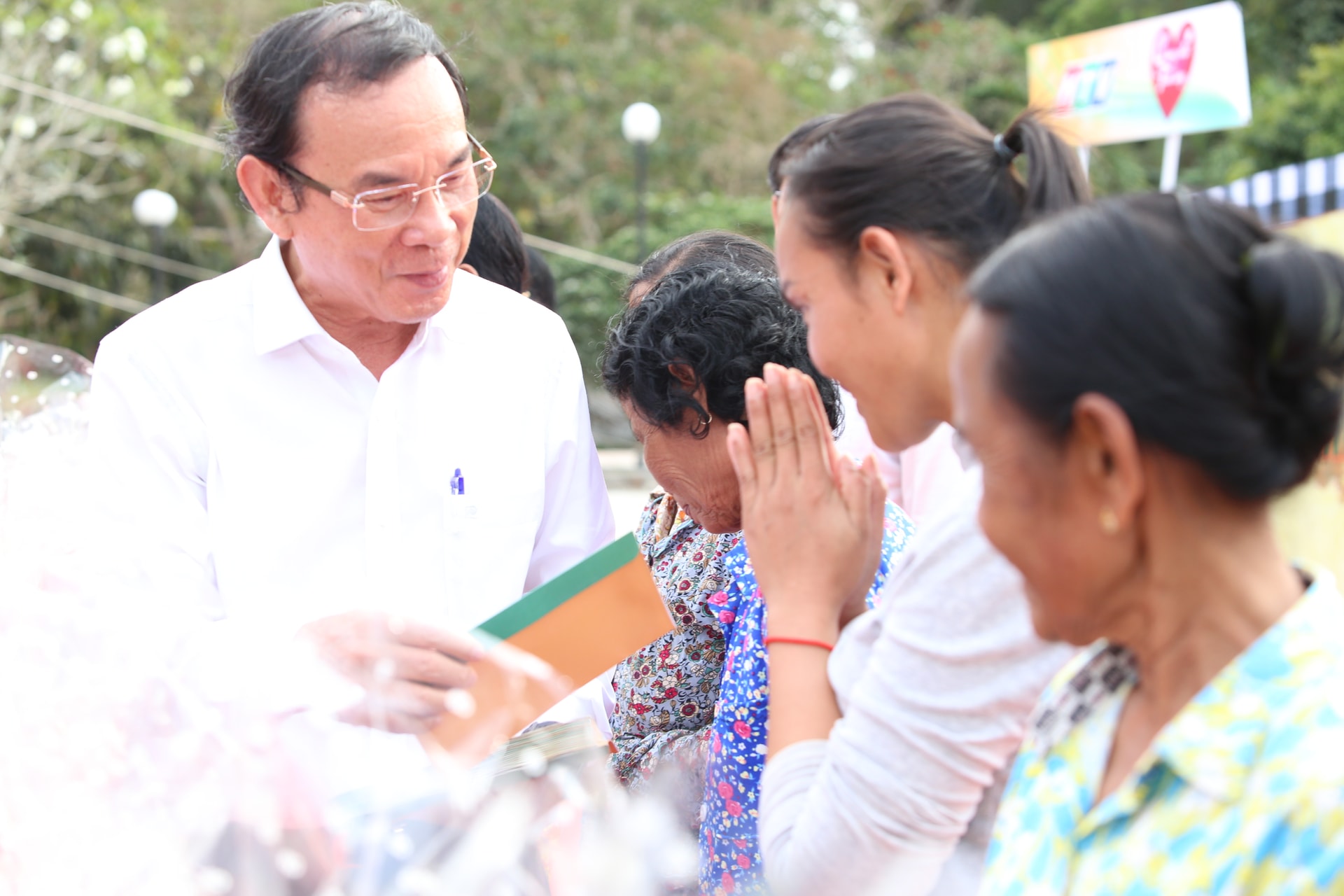 Bí thư Thành ủy TPHCM Nguyễn Văn Nên trao quà đến người dân vùng biên