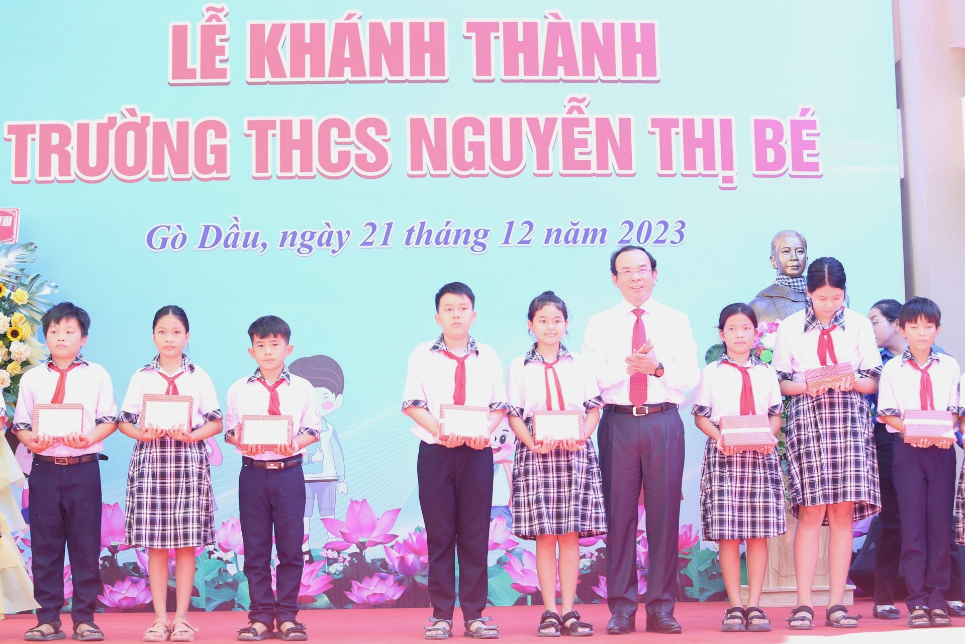 Bí thư Thành ủy TPHCM Nguyễn Văn Nên trao tặng học bổng đến các em học sinh