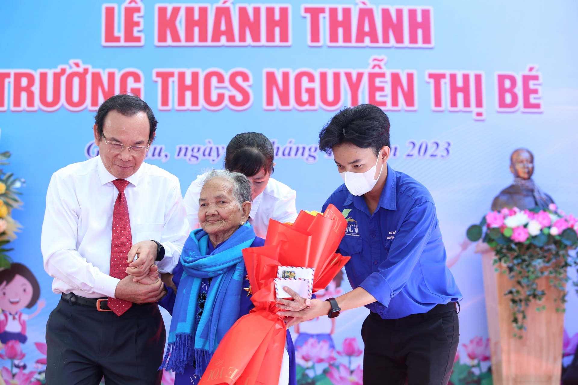 Bí thư Thành ủy TPHCM Nguyễn Văn Nên và Mẹ Việt Nam Anh hùng Phan Thị Mạo