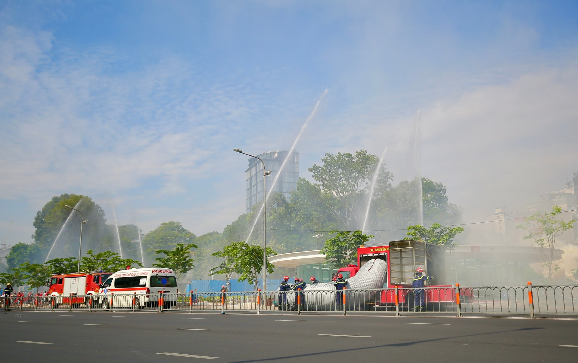 Hơn 5.000 người diễn tập chữa cháy hầm nhà ga Metro số 1