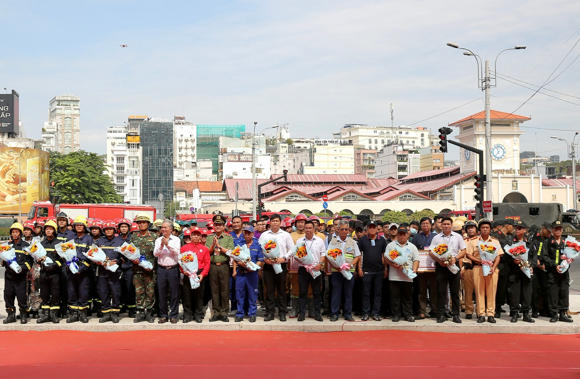 Lãnh đạo TPHCM cùng Công an TPHCM tặng hoa cho các đơn vị tham gia diễn tập