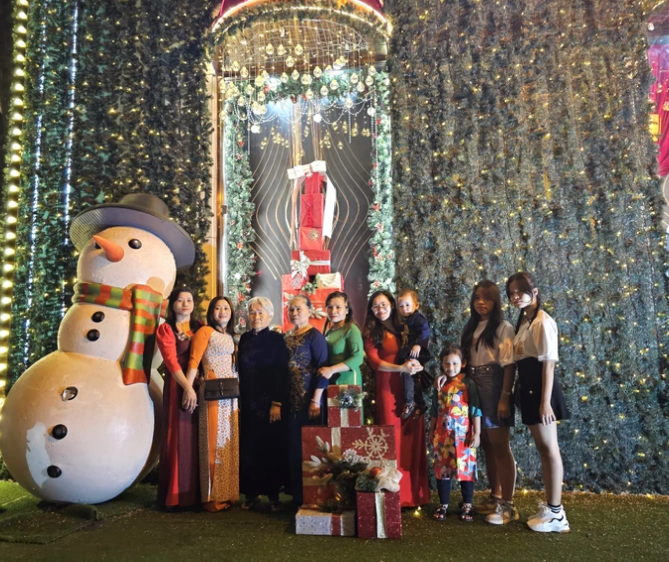 TPHCM: Không khí Giáng sinh rộn ràng khắp các nẻo đường