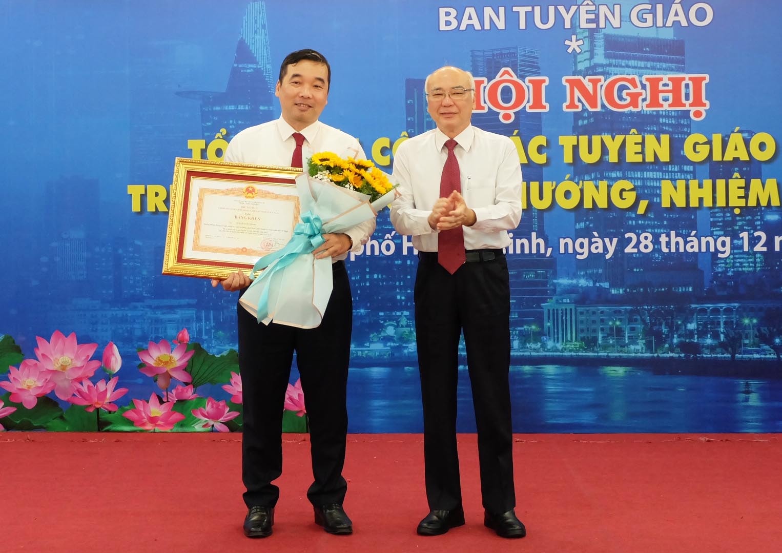 Đồng chí Phan Nguyễn Như Khuê trao tặng Bằng khen của Thủ tướng đến đồng chí Nguyễn Võ Cường, Trưởng phòng Phòng Lý luận chính trị - Lịch sử Đảng (Ban Tuyên giáo Thành ủy TPHCM) vì đã có thành tích trong công tác từ 2018-2022