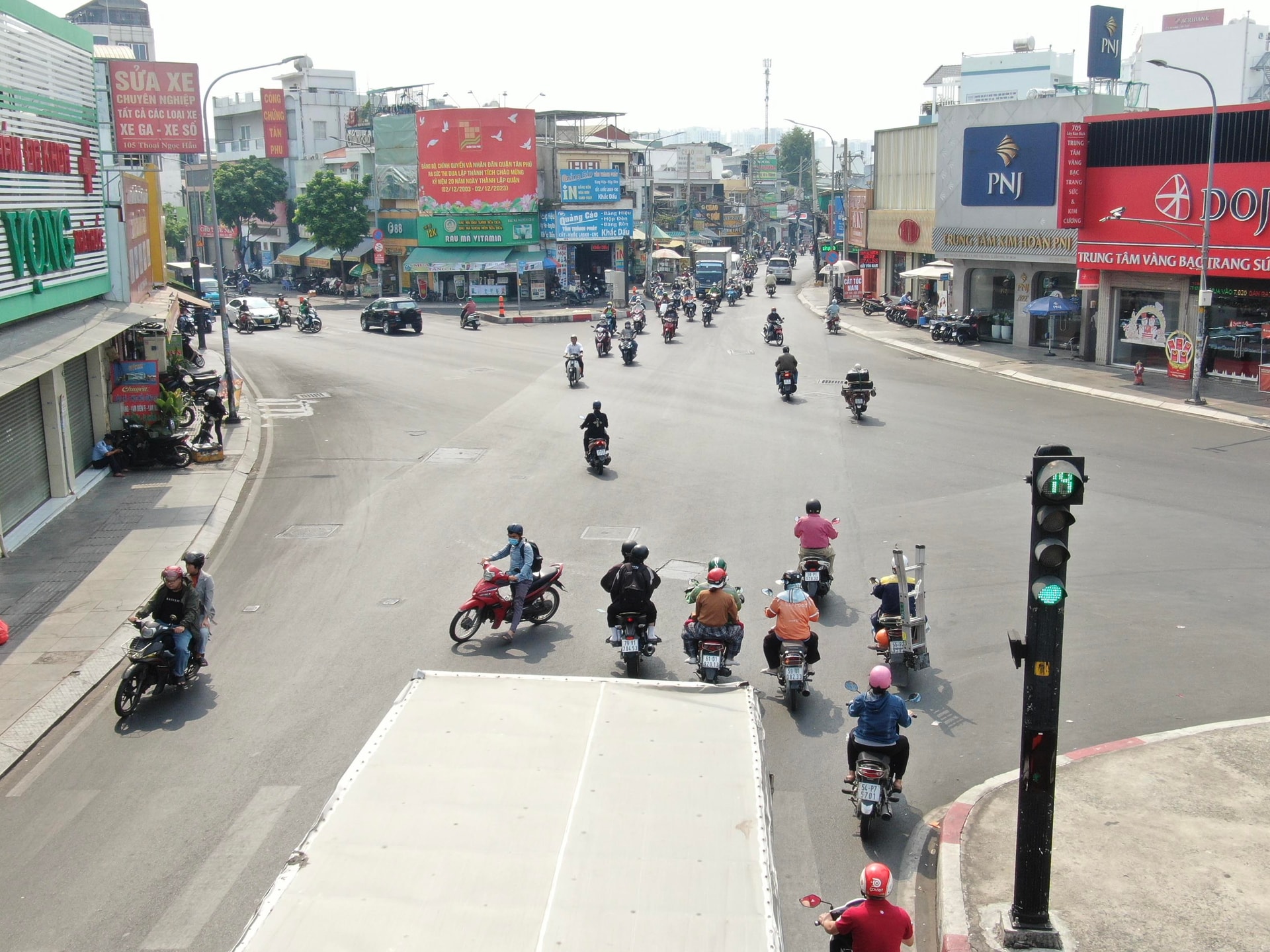 Nút giao đường Thoại Ngọc Hầu - Lũy Bán Bích, quận Tân Phú, TPHCM đã thông thoáng. Ảnh: HOÀNG HÙNG