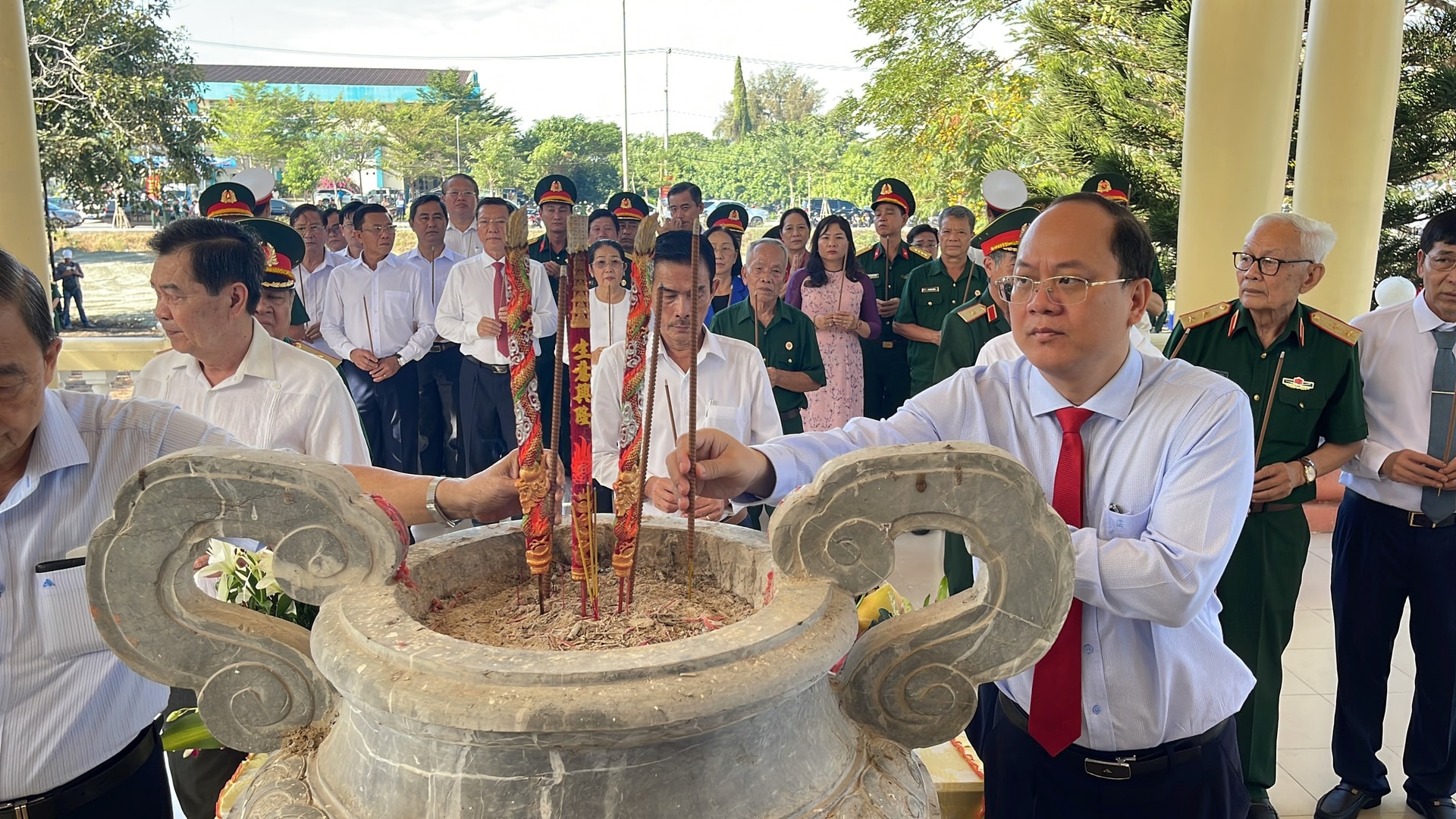 Phó Bí thư Thành ủy TPHCM Nguyễn Hồ Hải dâng hương tại Bảng ghi công liệt sĩ Thị trấn Cần Thạnh Ảnh: HOÀNG HÙNG