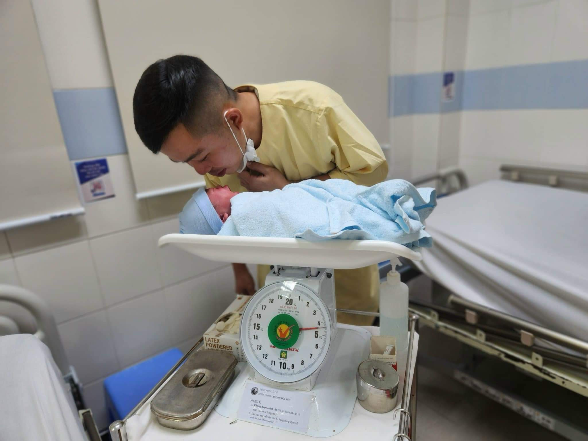Niềm hạnh phúc của người cha khi con sinh vào đúng giao thừa tại Bệnh viện Từ Dũ. Ảnh: MỸ THƯƠNG