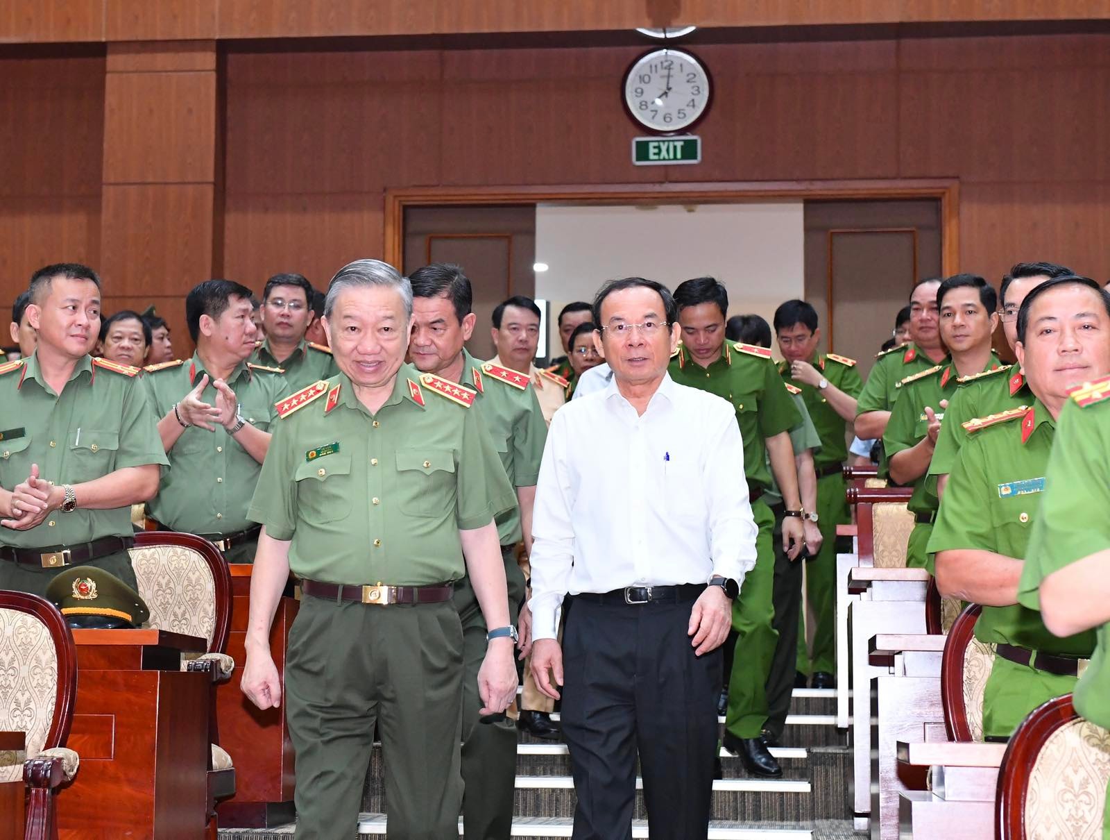 Đại tướng Tô Lâm, Ủy viên Bộ Chính trị, Bí thư Đảng ủy Công an Trung ương, Bộ trưởng Bộ Công an và đồng chí Nguyễn Văn Nên, Ủy viên Bộ Chính trị, Bí thư Thành ủy TPHCM dự và phát biểu chỉ đạo hội nghị. Ảnh: VIỆT DŨNG