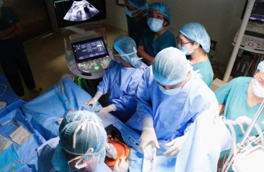 Êkíp các bác sỹ chuyên khoa tim mạch nhi và các bác sỹ chuyên khoa Sản của Bệnh viện Nhi Đồng 1 và Bệnh viện Từ Dũ phối hợp thực hiện can thiệp thông van tim cho bào thai ngay trong bụng mẹ. (Nguồn: Sở Y tế Thành phố Hồ Chí Minh)