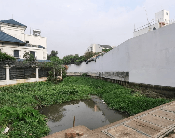 Công trình xây dựng lấn chiếm hành lang bảo vệ rạch ông Dí và xây dựng bờ kè lấn chiếm hành lang bảo vệ sông Sài Gòn ở phường Thảo Điền, TP Thủ Đức. Ảnh: TS