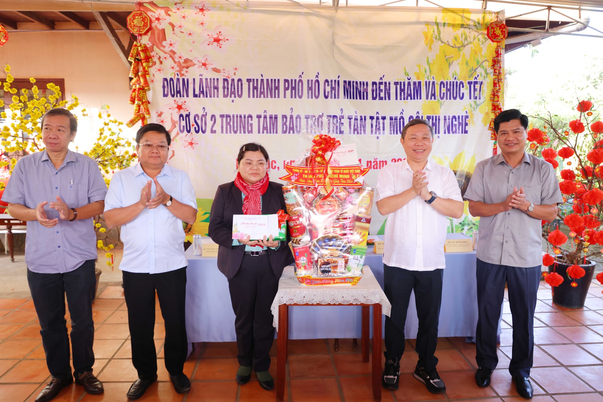 1: đoàn đại biểu tặng quà cho Trung tâm Bảo trợ trẻ tàn tật mồ côi Thị Nghè