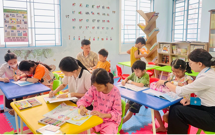 Ngoài học văn hóa, các bé còn được học những kỹ năng sống. Ảnh: THẢO PHƯƠNG