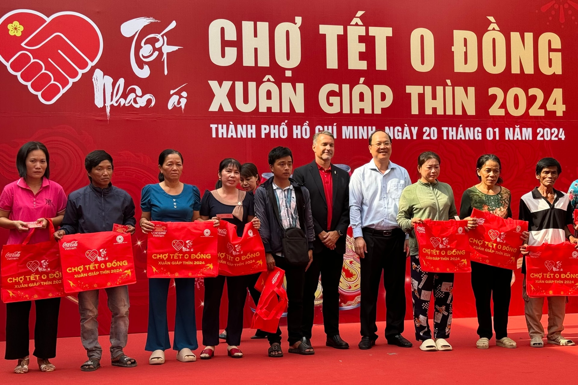 Phó Bí Thư Thường trực Thành ủy TPHCM Nguyễn Hồ Hải trao túi và phiếu mua hàng đến người dân có hoàn cảnh khó khăn