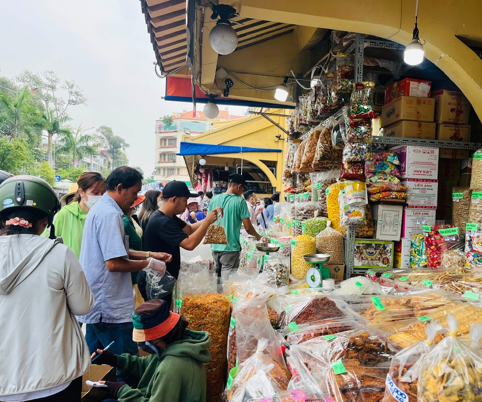 Người dân mua bánh kẹo các loại tại chợ Bình Tây, quận 6, TPHCM, chiều 21-1. Ảnh: THI HỒNG