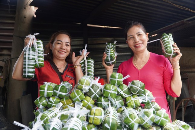 Bà Bùi Thị Bên (bìa phải, ngụ phường Tăng Nhơn Phú A, TP Thủ Đức, TPHCM) gói cả trăm đòn bánh tét tặng công nhân ăn Tết. Ảnh: U.P