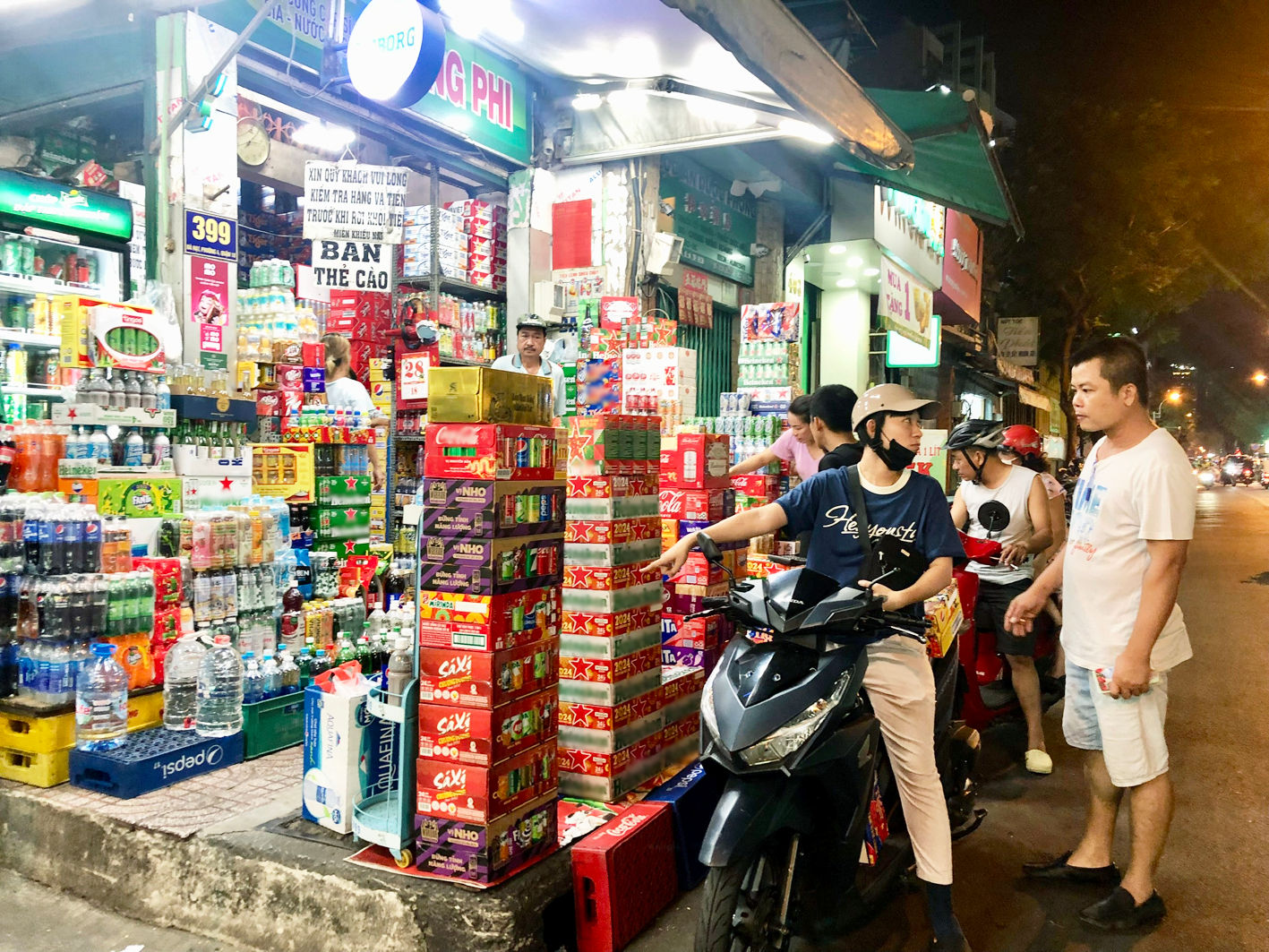Sợ vi phạm nồng độ cồn, người dân thắt chặt chi tiêu là nguyên nhân khiến sức mua bia, nước ngọt dịp cận tết năm nay giảm mạnh - ẢNH: HOA LÀI (chụp ở đại lý Hằng Phi trên đường Bà Hạt, quận 10, TPHCM)