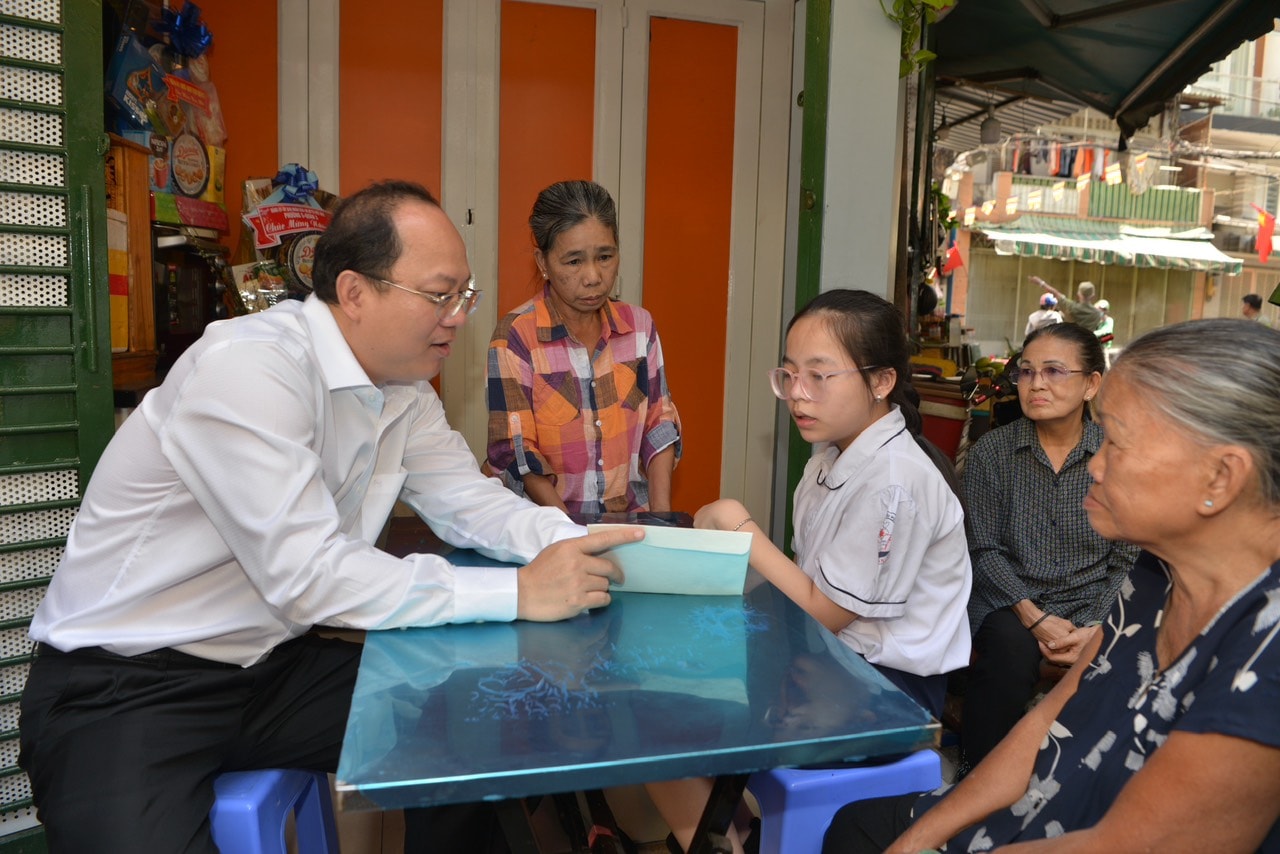 Đồng chí Nguyễn Hồ Hải dặn dò em Thanh Trúc học giỏi, cố gắng vươn lên. Ảnh: CAO THĂNG