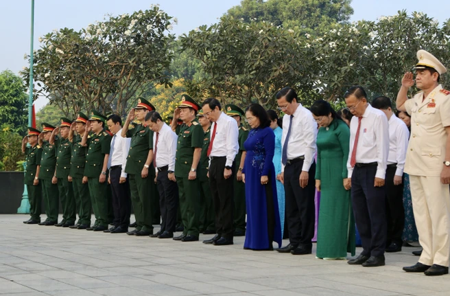 Các đại biểu dành phút mặc niệm tưởng nhớ các Mẹ Việt Nam Anh hùng, Anh hùng Liệt sỹ. (Ảnh: Thanh Vũ/TTXVN)