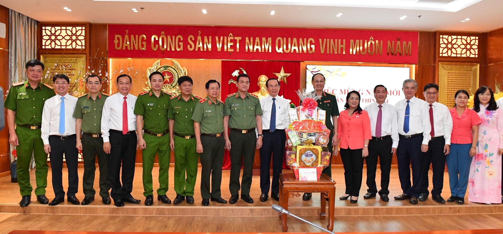 Bí thư Thành ủy TPHCM Nguyễn Văn Nên chúc tết cán bộ, chiến sĩ Công an TPHCM. Ảnh: VIỆT DŨNG