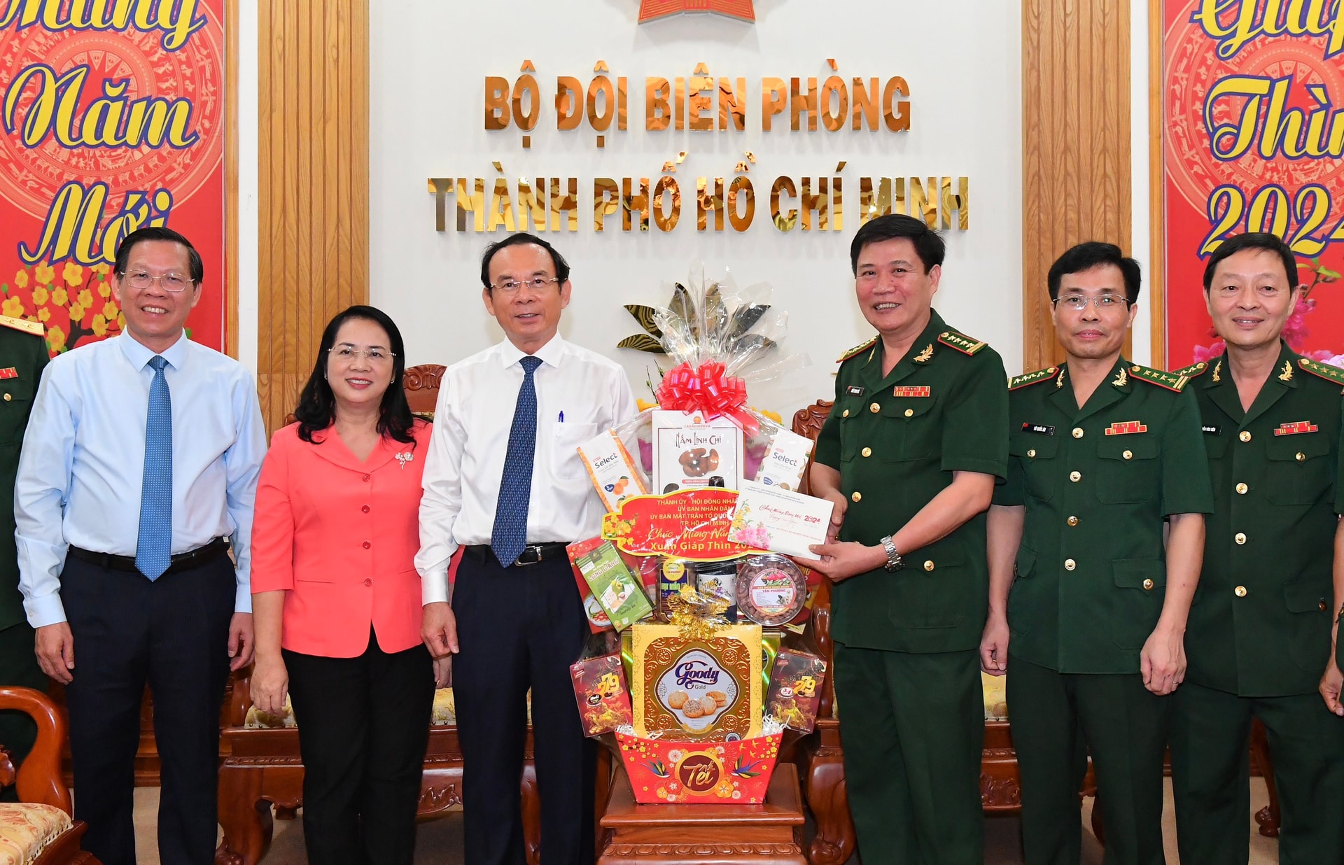 Bí thư Thành ủy TPHCM cùng các đồng chí lãnh đạo TPHCM thăm, chúc tết Bộ đội Biên phòng TPHCM. Ảnh: VIỆT DŨNG