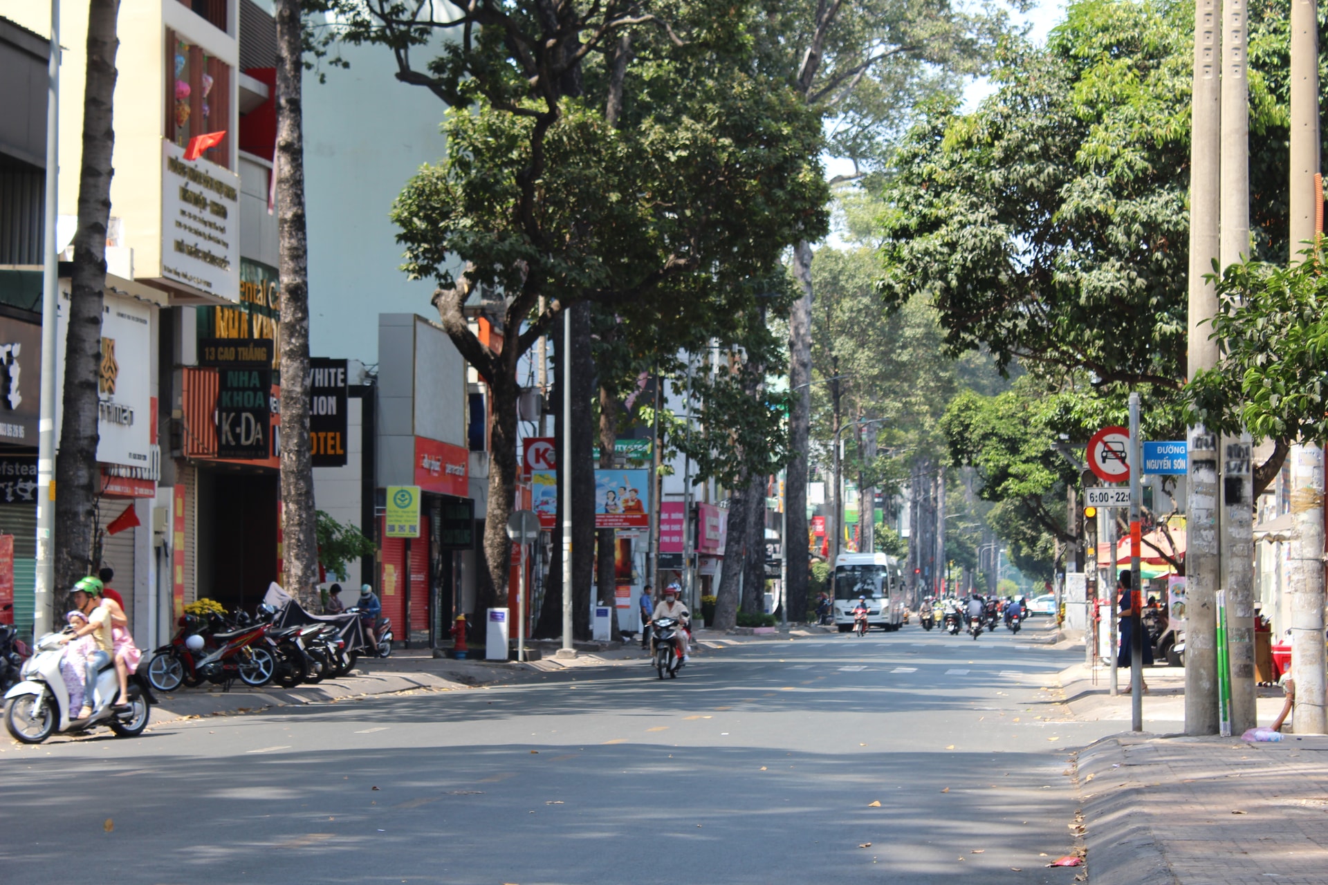 Khác với thường ngày, lưu lượng phương tiện lưu thông sáng mùng 1 khá vắng. Ảnh: TIỂU TÂN