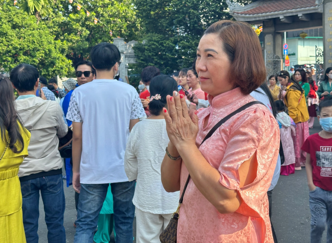 Nhà ở gần chùa Vĩnh Nghiêm, suốt hàng chục năm qua bà Huyền (57 tuổi, ngụ Q.3) đều đến đây vào mỗi sáng mùng 1 tết để thắp hương, cầu nguyện. Bà cho biết hầu như mùng 1 năm nào các chùa đều đông người nên không quá ngạc nhiên. 