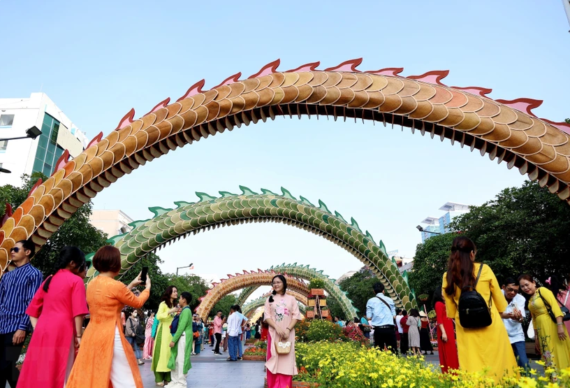 Hơn 1,2 triệu lượt khách thưởng lãm Đường hoa Nguyễn Huệ Tết Giáp Thìn 2024