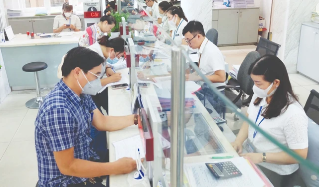 Người dân làm thủ tục hành chính tại UBND quận 1, TPHCM. Ảnh: THU HƯỜNG