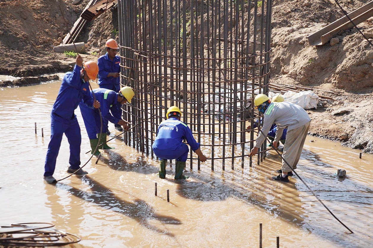 Các công nhân thi công chân trụ của dự án đường Vành đai 3 khu vực Thủ Đức, mùng 3 tết