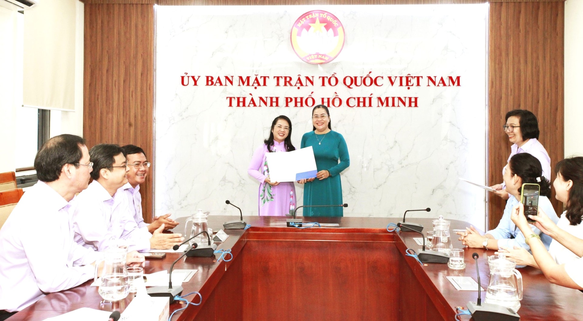 Chủ tịch Ủy ban MTTQ Việt Nam TPHCM Trần Kim Yến chúc mừng đồng chí Nguyễn Thị Kim Thúy