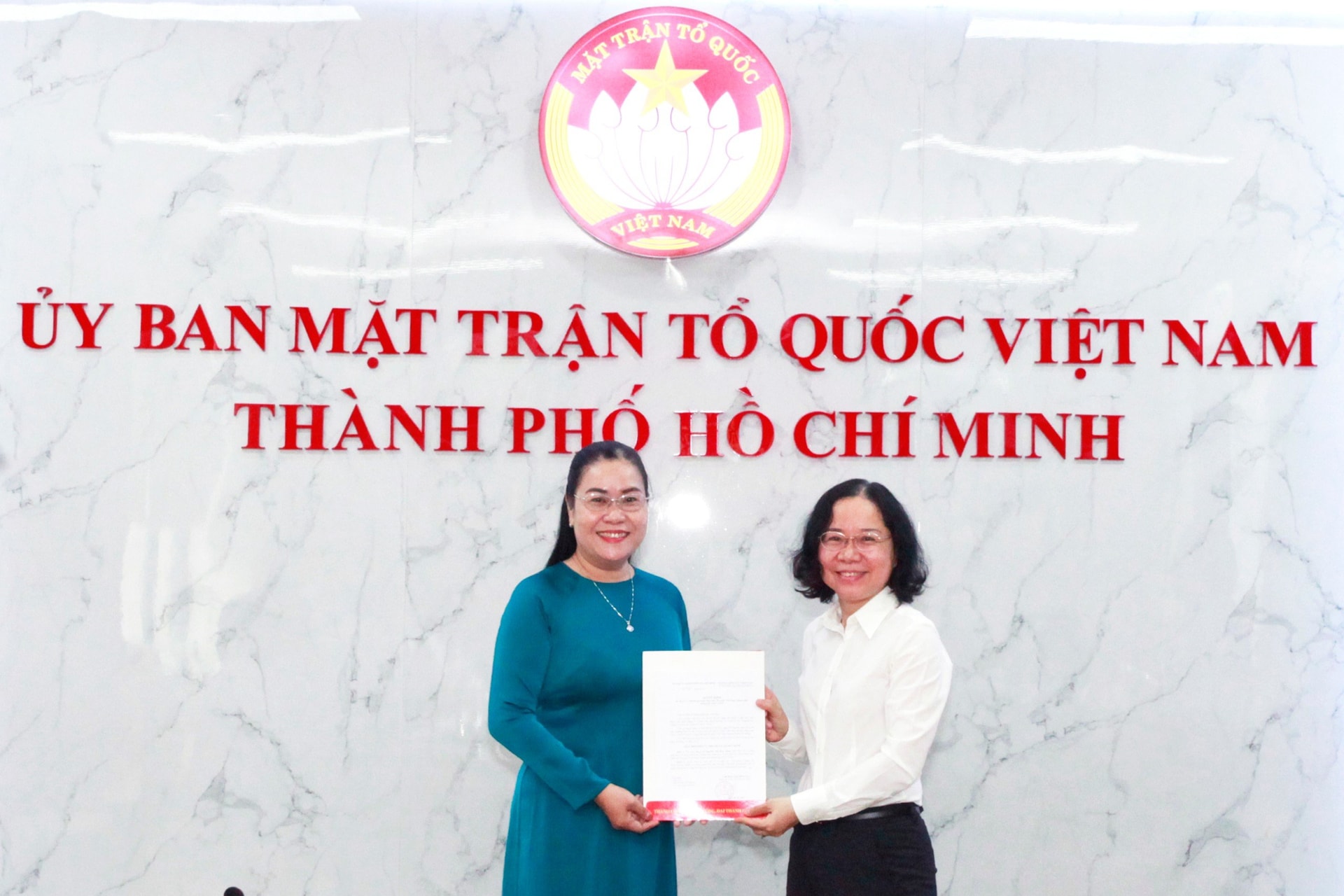 Phó Trưởng Ban Tổ chức Thành ủy TPHCM Thái Thị Bích Liên trao quyết định đến đồng chí Nguyễn Thị Kim Thúy