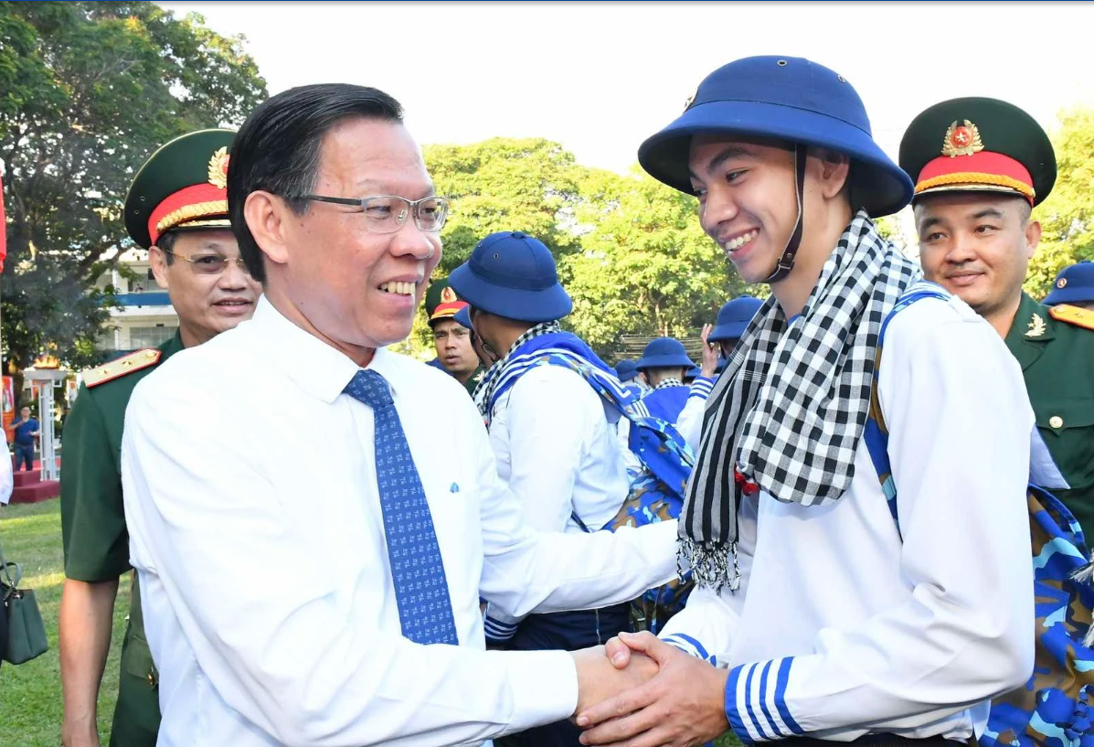 Chủ tịch UBND TPHCM Phan Văn Mãi động viên tân binh trước giờ lên đường nhập ngũ. Ảnh: VIỆT DŨNG