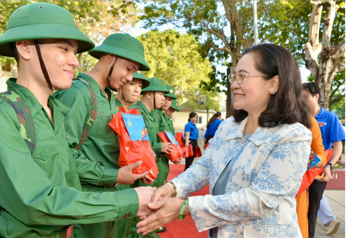 Đồng chí Nguyễn Thị Lệ động viên tân binh lên đường nhập ngũ. Ảnh: CAO THĂNG