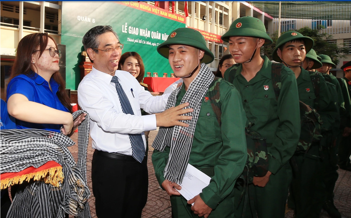 Phó Bí thư Thành ủy TPHCM Nguyễn Phước Lộc tặng quà, động viên tinh thần tân binh trước giờ lên đường nhập ngũ. Ảnh: DŨNG PHƯƠNG