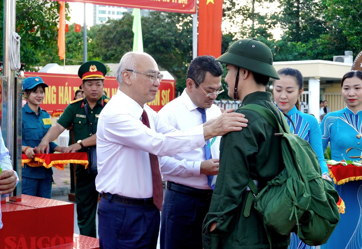 Đồng chí Phan Nguyễn Như Khuê - Trưởng Ban Tuyên giáo Thành ủy động viên các tân binh lên đường nhập ngũ. Ảnh: THÀNH CHUNG