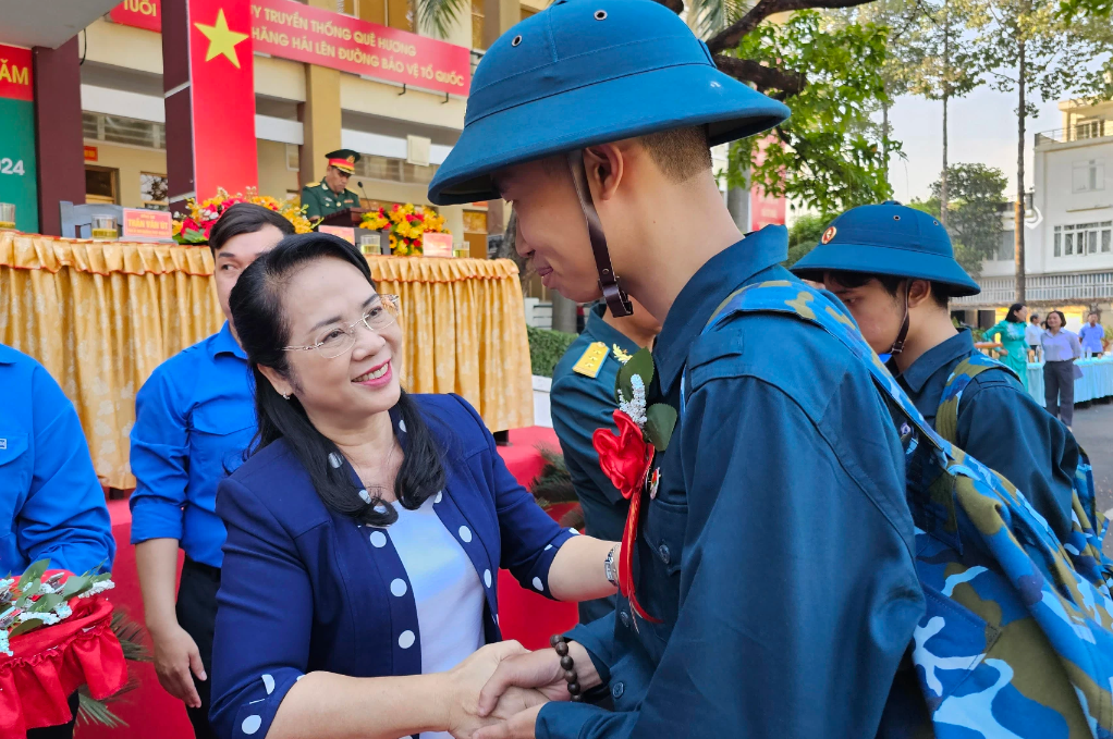 Bà Trần Kim Yến, Chủ tịch Ủy ban MTTQ Việt Nam TPHCM động viên tân binh lên đường nhập ngũ. Ảnh: TRÀ GIANG