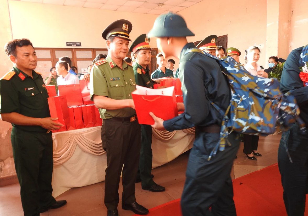 Trung tướng Lê Hồng Nam, Giám đốc Công an TPHCM động viên tân binh trước giờ lên đường nhập ngũ