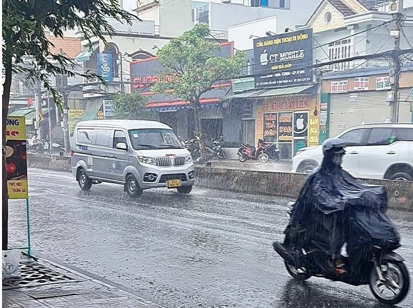 Mưa tại khu vực đường Huỳnh Tấn Phát (quận 7). (Ảnh: Hồng Giang/TTXVN)