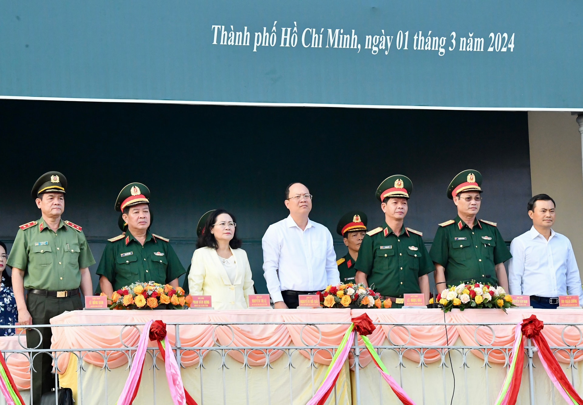 Các đồng chí lãnh đạo TPHCM cùng các tướng lĩnh tham dự lễ ra quân huấn luyện chiến đấu năm 2024. Ảnh: VIỆT DŨNG