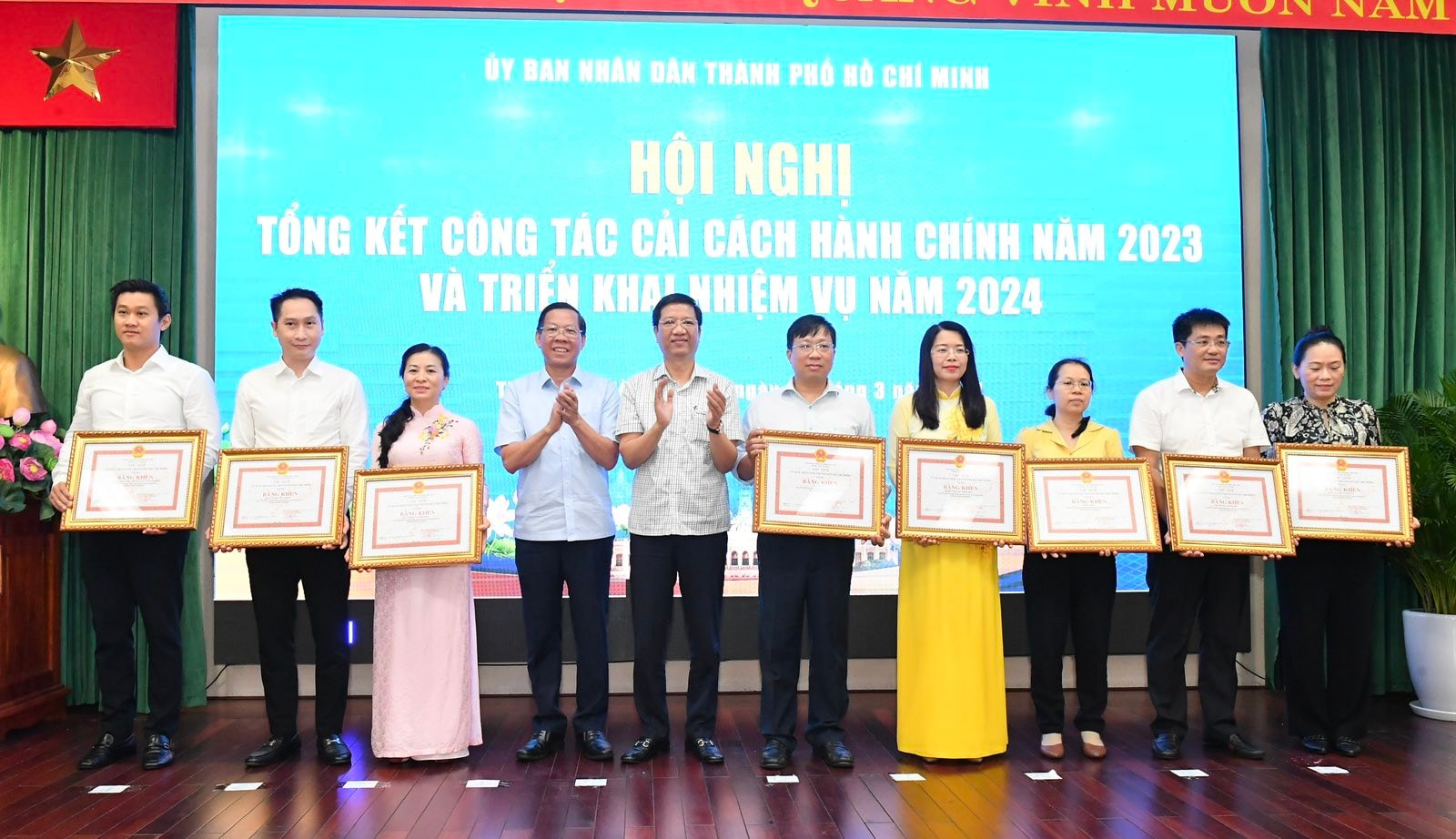 Chủ tịch UBND TPHCM tặng Bằng khen các sở, ban, ngành thực hiện tốt công tác CCHC. Ảnh: VIỆT DŨNG