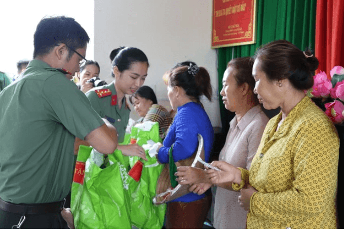 Những phần quà được đại diện Đoàn Thanh niên Công an TP.HCM trao tặng người dân xã đảo