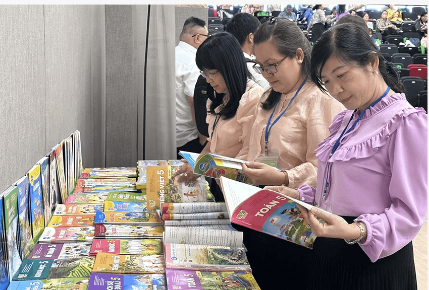Giáo viên nghiên cứu sách giáo khoa tại hội thảo do Sở GD&ĐT TP.HCM phối hợp với các nhà xuất bản tổ chức. Ảnh: NQ