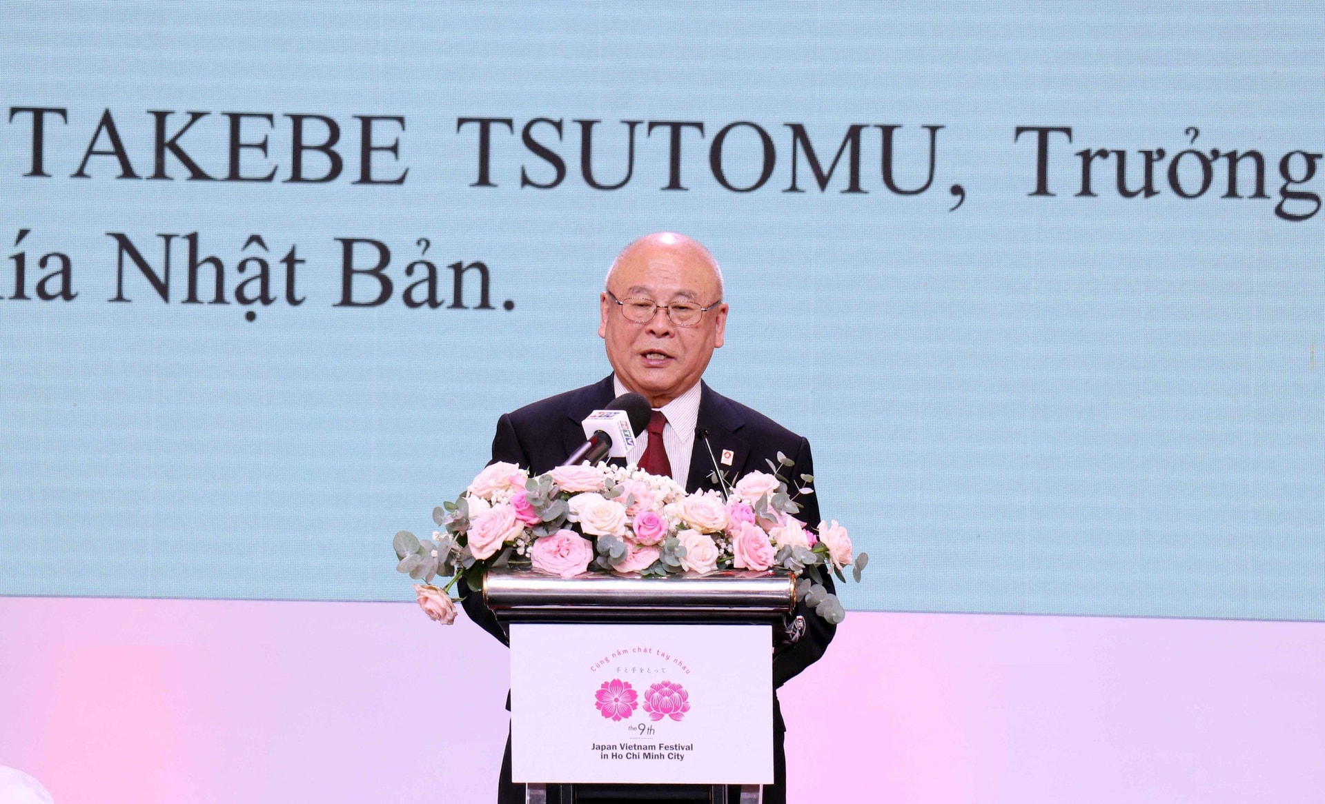 Ông Takebe Tsutomu, Trưởng ban danh dự Ban Tổ chức lễ hội Việt - Nhật 2024. Ảnh: XUÂN KHU