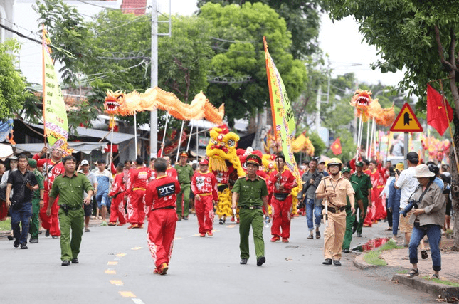 Lực lượng công an ở cơ sở tham gia đảm bảo an ninh trật tự trong Lễ hội Nghinh Ông Cần Giờ. Ảnh: Ngô Tùng