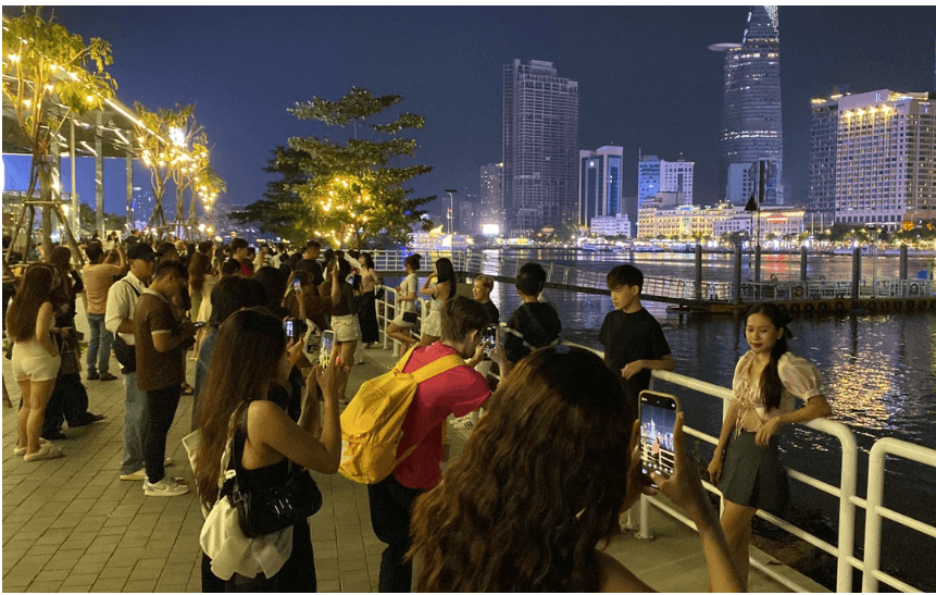 Đa số người dân đến tham quan công viên vào buổi tối. Ảnh: HOÀNG HIẾU.