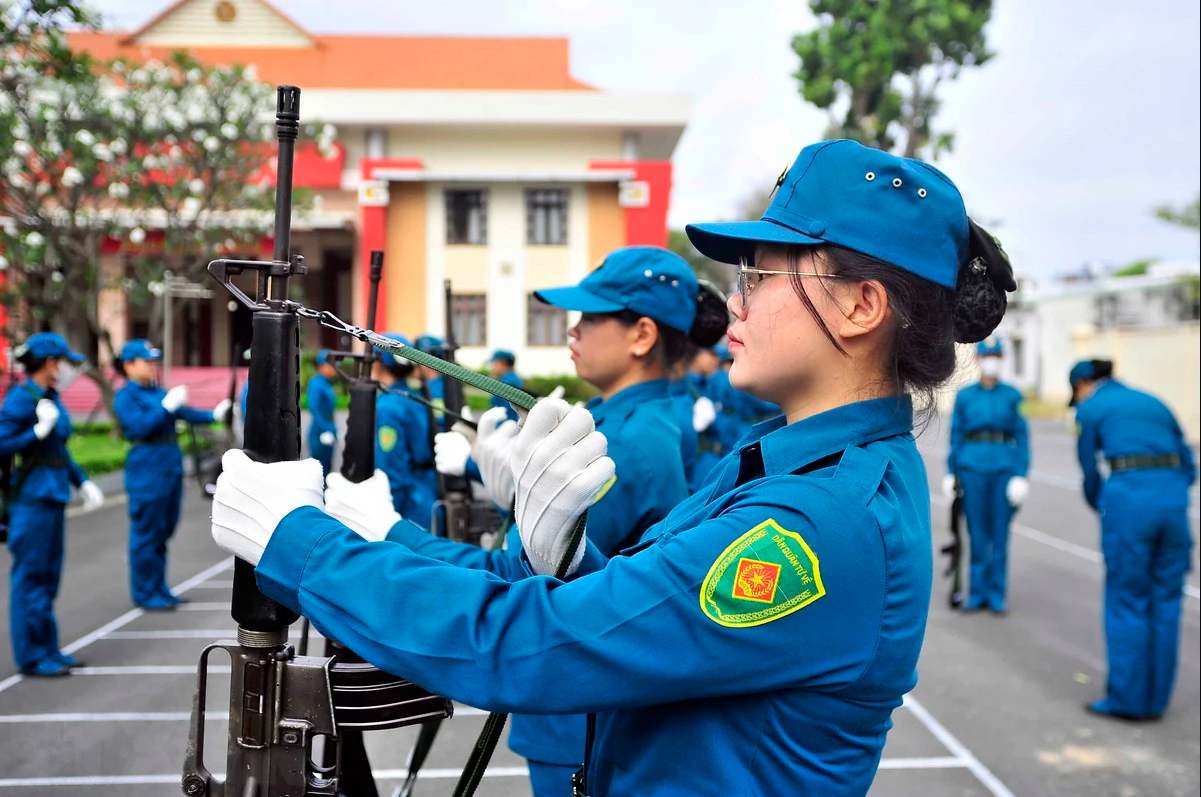 Các nữ dân quân luyện tập động tác lên súng. (Ảnh: Xuân Khu/TTXVN)