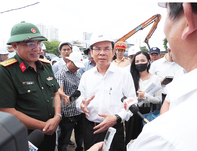 Bí thư Thành ủy TPHCM Nguyễn Văn Nên trao đổi với nhà đầu tư tại Dự án xây dựng hầm chui Nguyễn Văn Linh