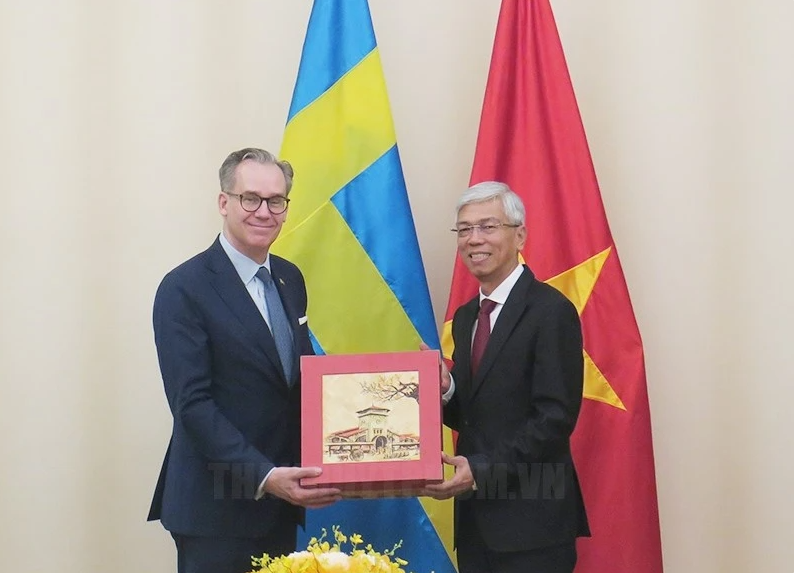 Phó Chủ tịch Ủy ban Nhân dân Thành phố Hồ Chí Minh Võ Văn Hoan tặng quà lưu niệm cho ông Hakan Jevrell, Quốc vụ khanh Thụy Điển. (Nguồn: hcmcpv.org.vn)