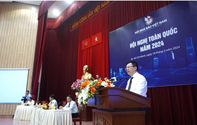 Ông Lê Quốc Minh, Tổng Biên tập Báo Nhân dân, Phó trưởng Ban Tuyên giáo Trung ương, Chủ tịch Hội Nhà báo Việt Nam, phát biểu tại Hội nghị. (Ảnh: Thu Hoài/TTXVN)